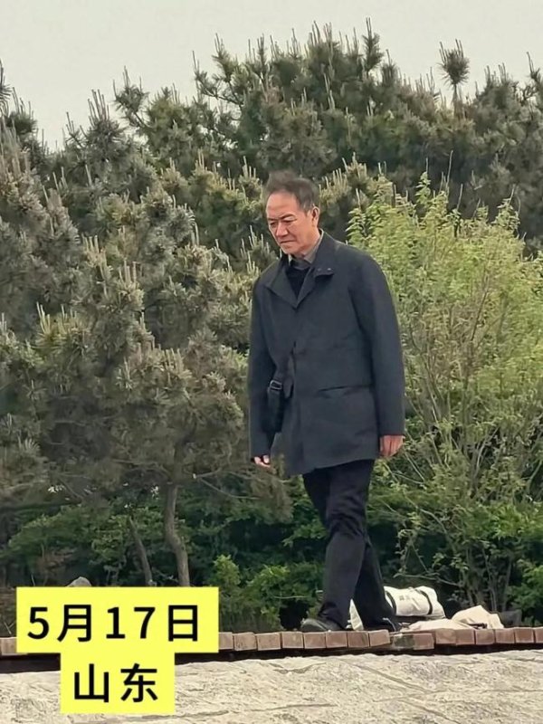 鸿岳资本 男子旅游偶遇“李云龙”扮演者 惊喜合影留念