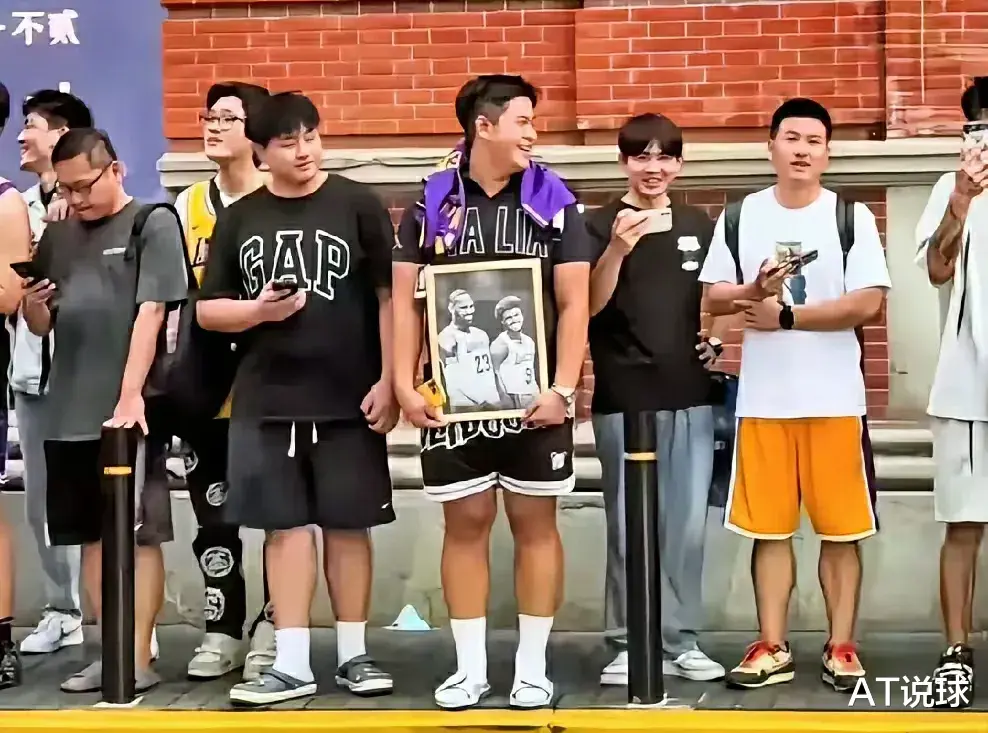 联丰优配  詹密还是卧底, 球迷举詹姆斯布朗尼黑白照片, 画风实在太奇怪